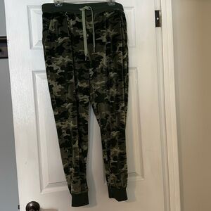 🔥 LULAROE | Jax joggers camo velour size XL